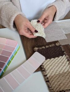 Inredare Jenny Strand arbetar med färg och materialval