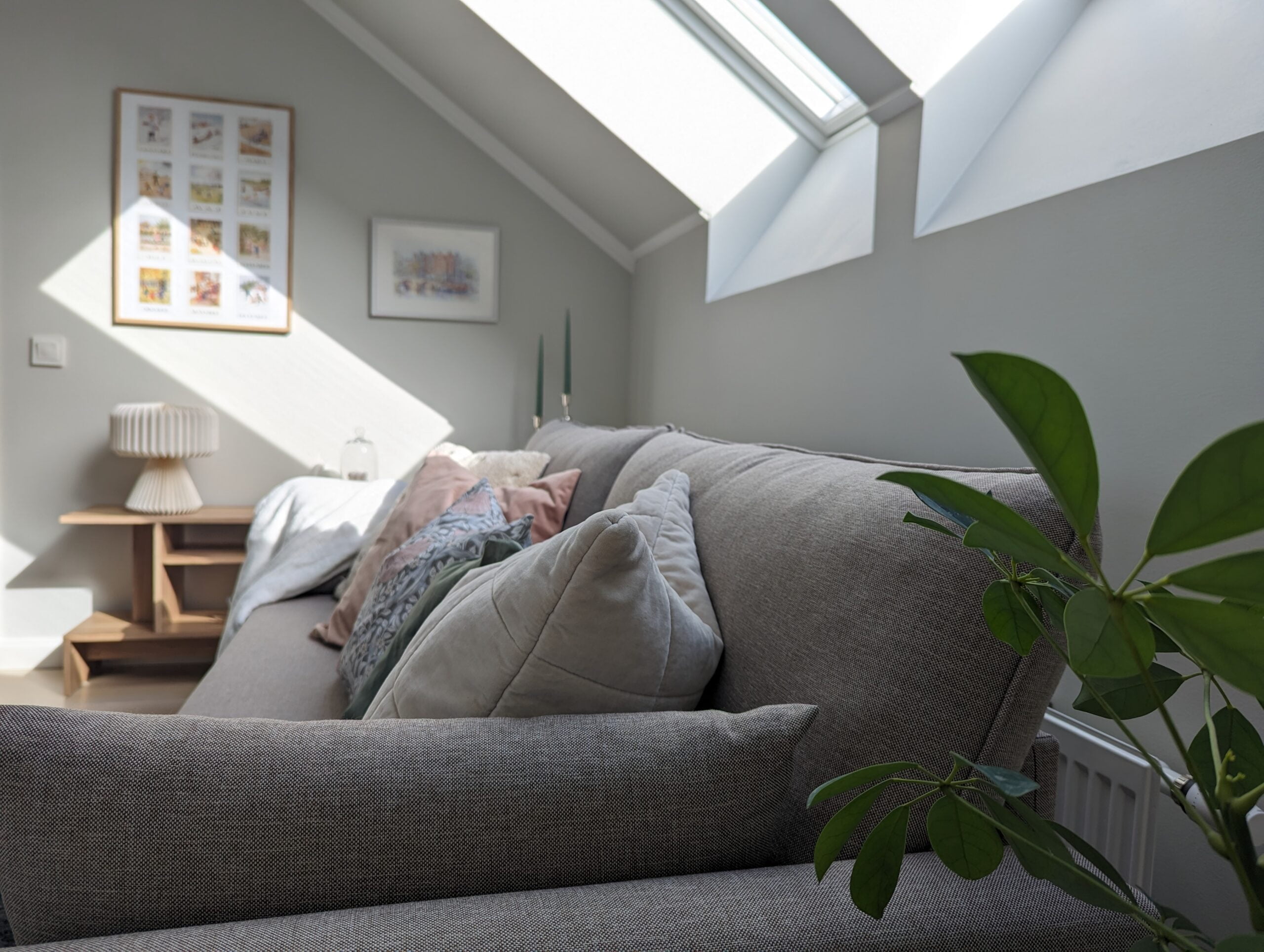 Homestyling av allrum, efterbild med soffa och tavlor